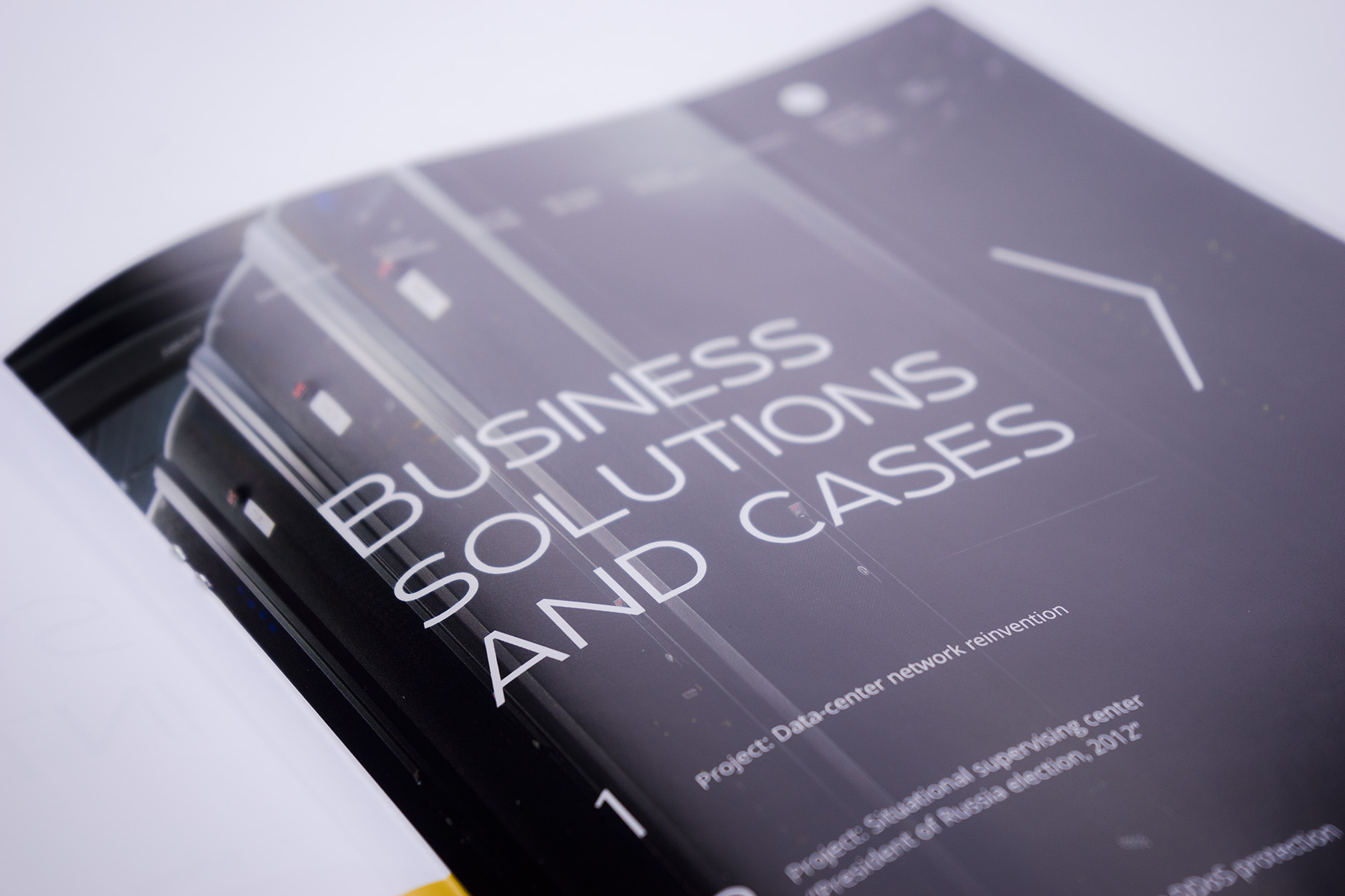 Страница брошюры Оверсан со списком кейсов на английском языке