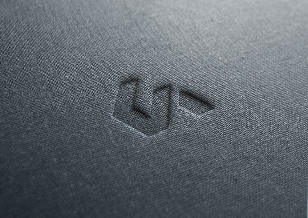 изобразительный знак Капитал-Люкс выдавленный на ткани