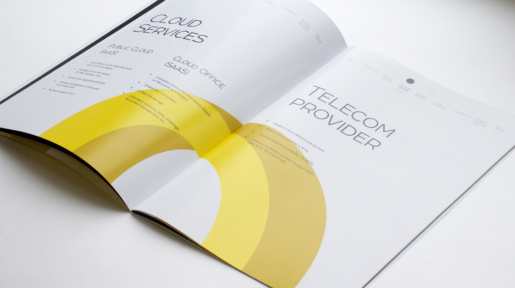 Разворот брошюры Оверсан с описанием облачных услуг на английском языке