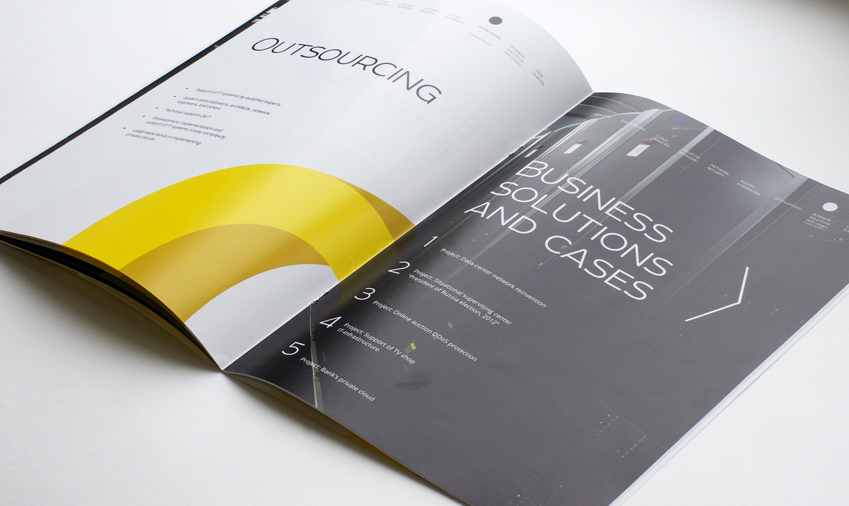 Разворот брошюры Оверсан по аусорсингу и со списком кейсов на английском языке