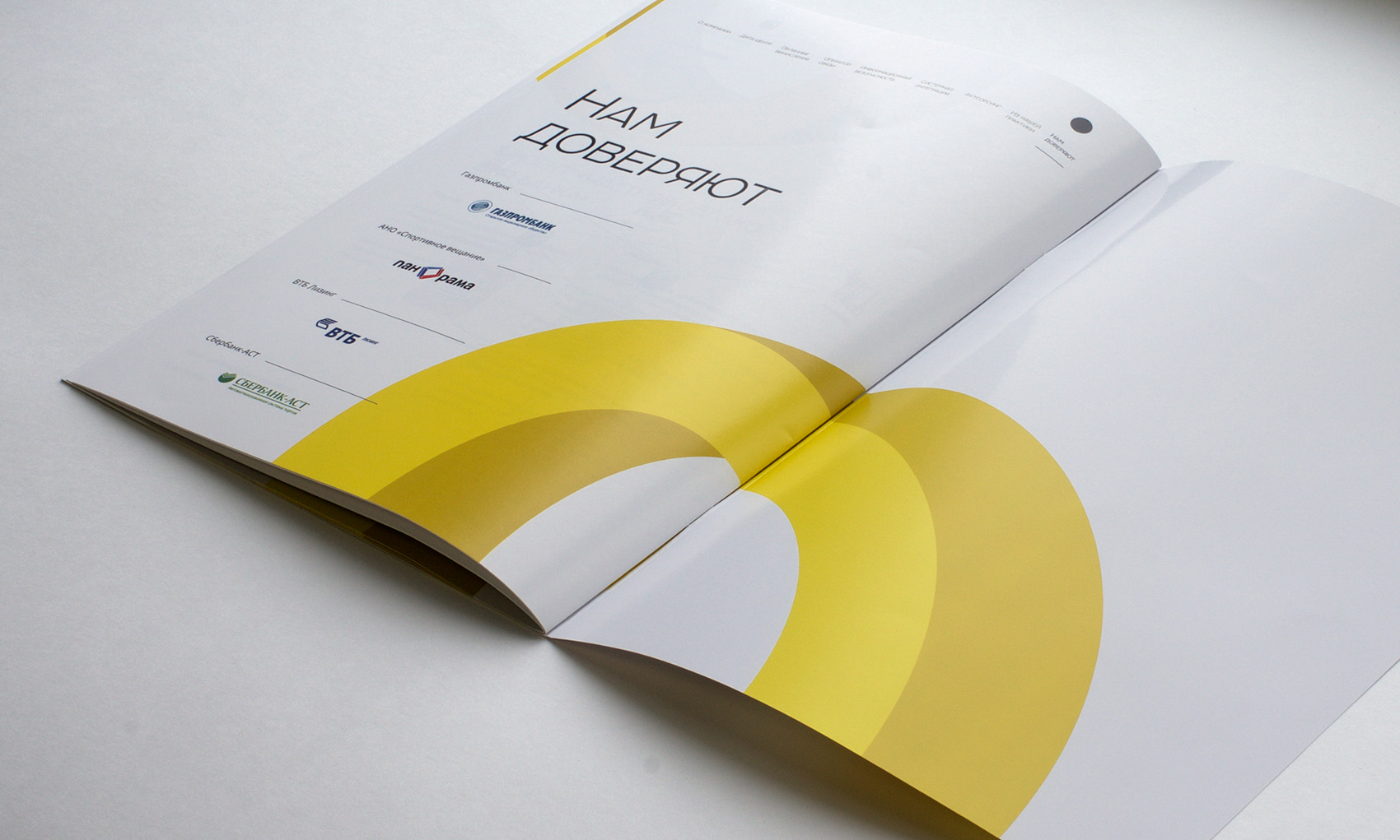 Разворот брошюры Оверсан со списком клиентов на русском языке