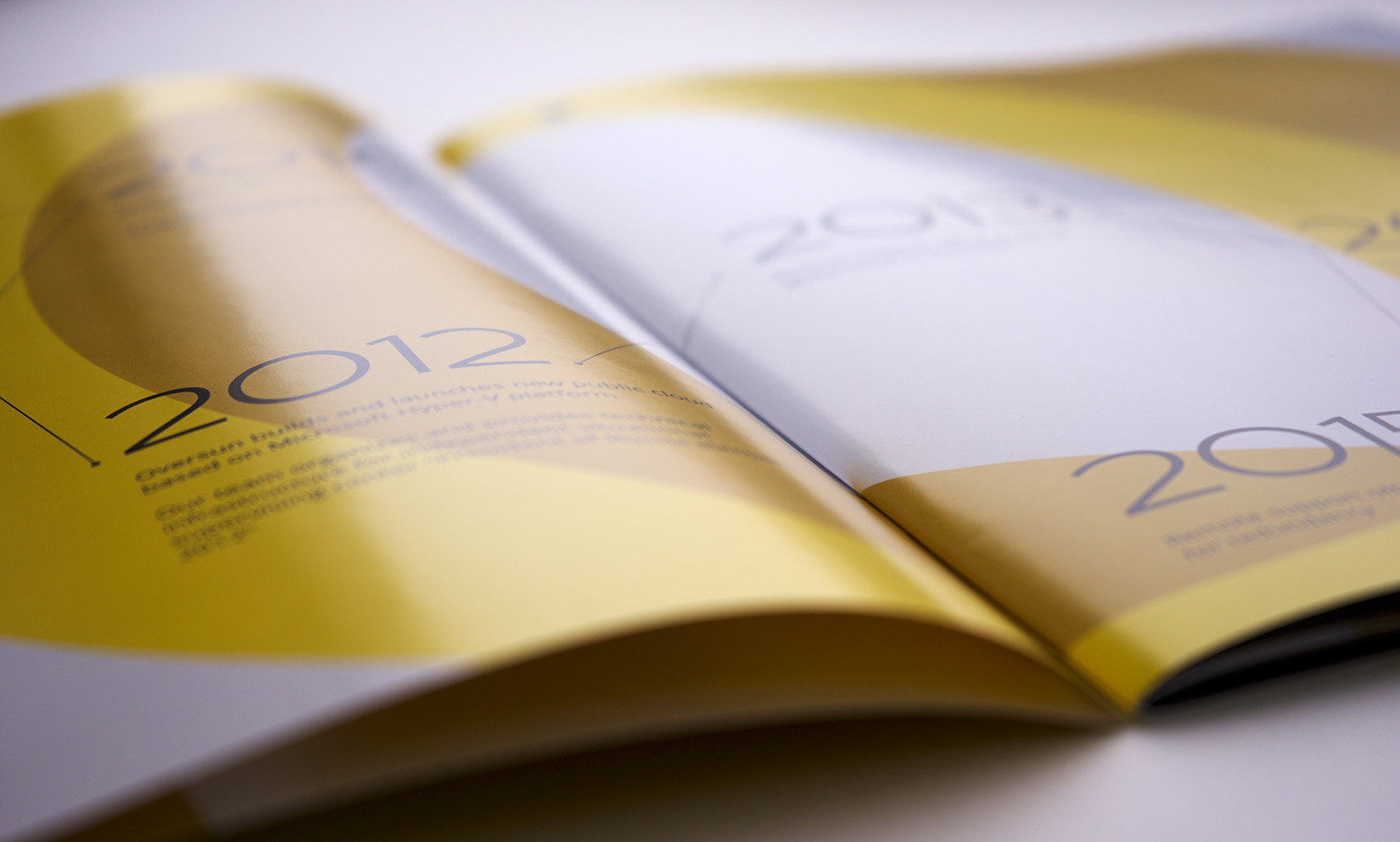 Разворот брошюры Оверсан с годами работы в новом ракурсе